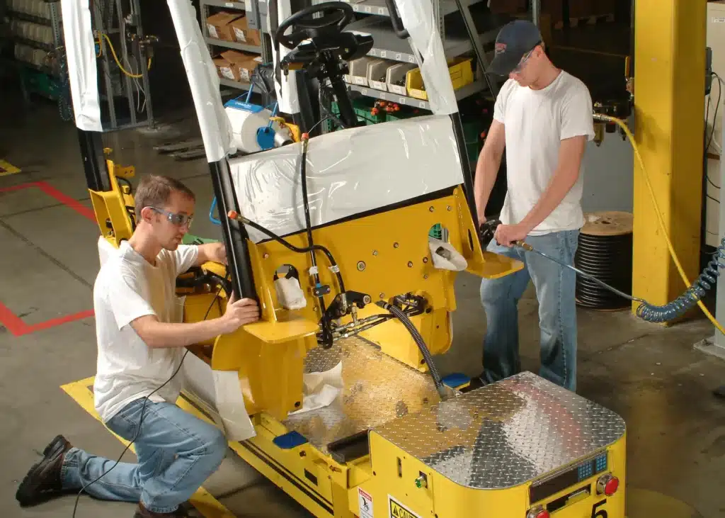 People servicing a Yale forklift